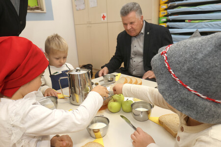 Tradicionalni slovenski zajtrk  vrtec Cerknica 16 Foto Ljubo Vukelič